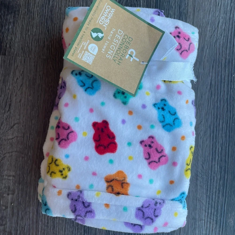 NWT 2-Pack Gummy Bear Hand Towel Set